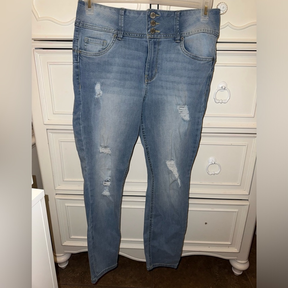 Women’s distressed skinny jeans